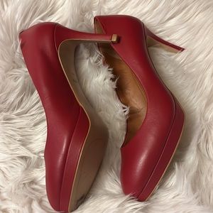 Red leather pump with a low platform